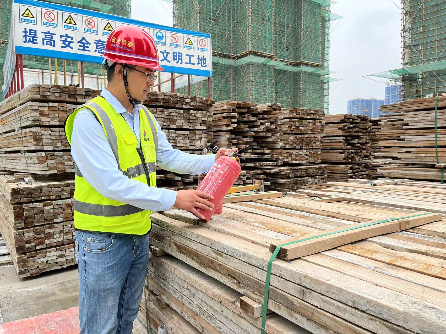 6六分公司1——同大集鎮(zhèn)安置點項目負(fù)責(zé)人任磊跟班作業(yè)進(jìn)行消防檢查.jpg