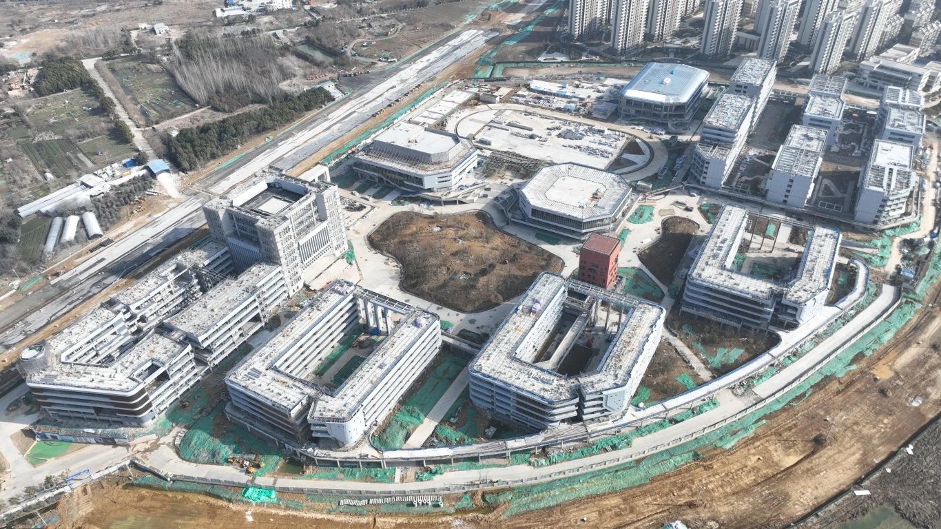 為確保合肥一中淝河校區(qū)項(xiàng)目2024年竣工交付節(jié)點(diǎn)如期完成，迅速掀起春節(jié)后復(fù)工即大干勞動(dòng)熱潮，形成一股緊張快干、提速爭(zhēng)先的濃厚氛圍，2月16日，合肥一中淝河校區(qū)項(xiàng)目召開(kāi)節(jié)后復(fù)工動(dòng)員大會(huì)。會(huì)上，各部門(mén)負(fù)責(zé)人報(bào)告了2023年度收尾工作情況及今年的工作任務(wù)，以月、周為時(shí)間軸線，明確各目標(biāo)節(jié)點(diǎn)，并以圖表的形式對(duì)各勞務(wù)班組負(fù)責(zé)人進(jìn)行全面交底，落實(shí)工作目標(biāo)責(zé)任制，做到責(zé)任到人，切實(shí)做到工作目標(biāo)化，目標(biāo)階段化，階段具體化，具體責(zé)任化。 (2)_副本.jpg